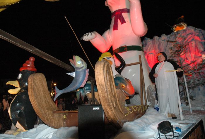 Carnaval nocturne à Ploërmel - Agrandir l'image, .JPG 423Ko (fenêtre modale)