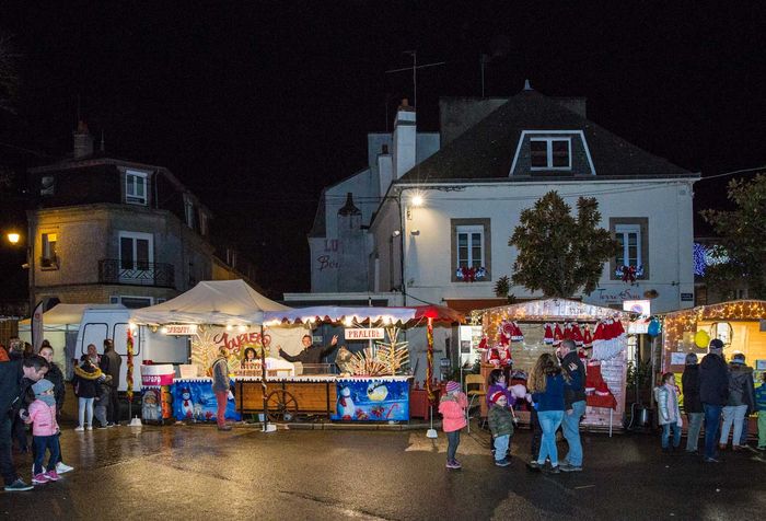 Marché de Noël à Ploërmel - Agrandir l'image, .JPG 279Ko (fenêtre modale)